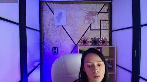 Snapshot of emiliarose_ chatting on February 21, 9:11 pm EmiliaRose online show from February 21, 9:11 pm