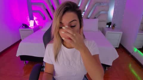 Snapshot of emily_ellen chatting on September 15, 11:01 am Emily online show from September 15, 11:01 am