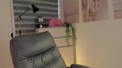 EmilyKenner  Independent model  online show from October 31, 1:22 pm