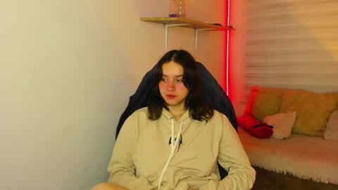 emily_lindey online show from November 9, 3:43 am