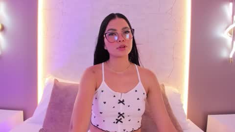 emily_tolson online show from February 13, 8:34 pm