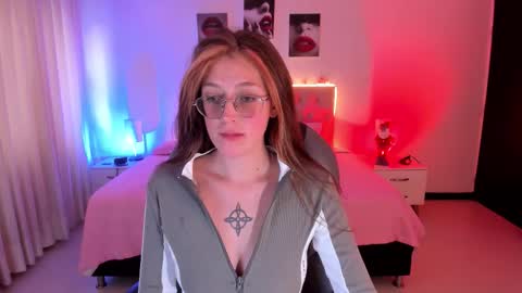 emily_warren__ online show from December 15, 7:32 pm