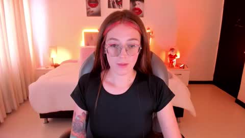 emily_warren__ online show from December 2, 7:01 pm