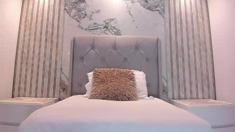  E M Y L Y  online show from April 7, 12:51 pm