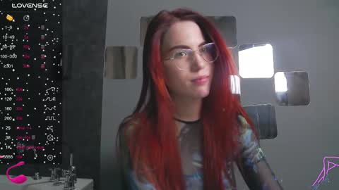 Snapshot of emilykents chatting on February 25, 5:41 am EmilyKents online show from February 25, 5:41 am