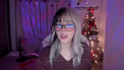 Snapshot of emilyrosss_ chatting on January 11, 7:39 am EMILY online show from January 11, 7:39 am