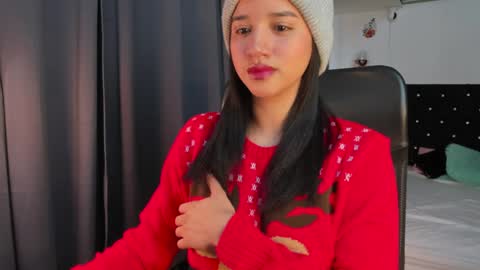 Snapshot of emilyrousex chatting on December 23, 3:22 pm emilyrousex online show from December 23, 3:22 pm