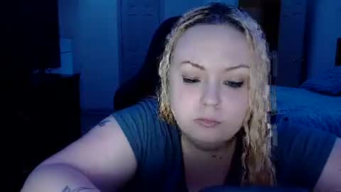 Snapshot of emilysgotissues chatting on November 2, 4:12 am Emily Bankz online show from November 2, 4:12 am