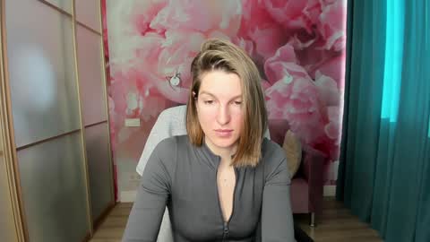 EmilyWalkers online show from December 20, 8:06 am