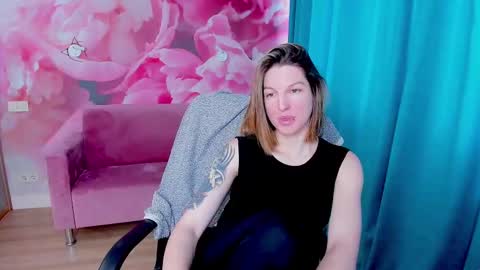 EmilyWalkers online show from February 10, 8:09 am