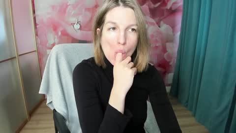 EmilyWalkers online show from December 11, 10:47 am