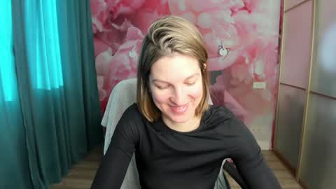 EmilyWalkers online show from December 13, 7:58 am