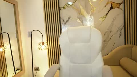 emma__walkerr_ online show from April 6, 7:04 pm