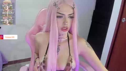 Snapshot of emma_cute11 chatting on October 2, 9:35 pm Emma online show from October 2, 9:35 pm