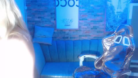 emma evans b online show from December 5, 9:44 am