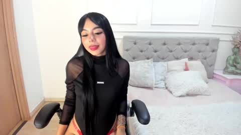 emma_rouxx online show from March 21, 7:51 pm
