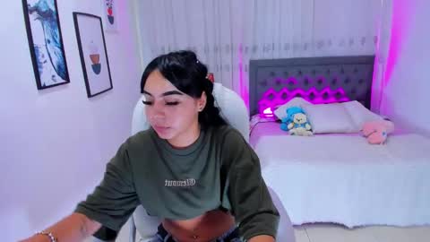 emma_rouxx online show from March 26, 6:46 pm