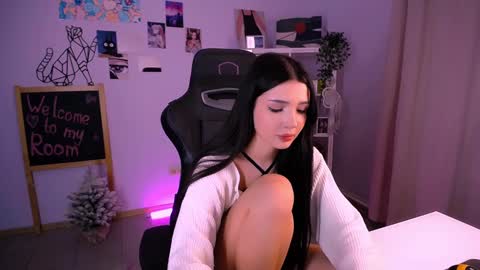 Snapshot of emmakeam_ chatting on December 18, 1:23 pm Emma online show from December 18, 1:23 pm