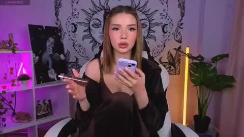 Snapshot of emmakeam_ chatting on September 19, 5:44 am Emma online show from September 19, 5:44 am