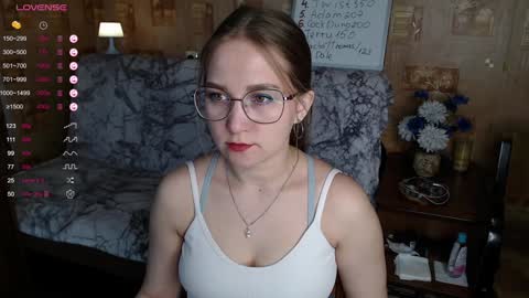 Mia online show from December 4, 1:03 pm