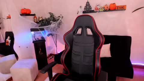 Emmy Evans  online show from October 17, 7:40 pm