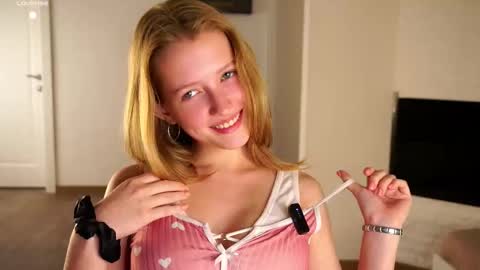 Snapshot of emmyleri chatting on September 10, 12:50 pm Emmy online show from September 10, 12:50 pm