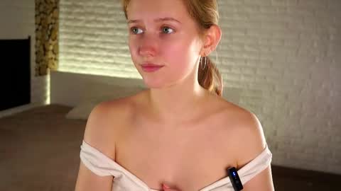 Snapshot of emmyleri chatting on September 18, 1:48 pm Emmy online show from September 18, 1:48 pm