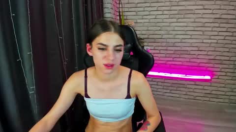 Snapshot of emy__angel chatting on February 1, 10:05 am emy__angel online show from February 1, 10:05 am