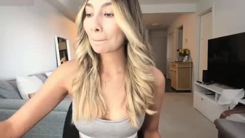 emyconneer online show from September 26, 8:50 pm