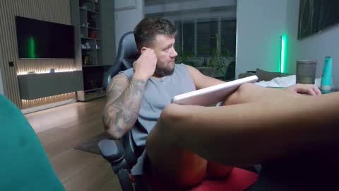 Erik online show from November 5, 10:34 pm