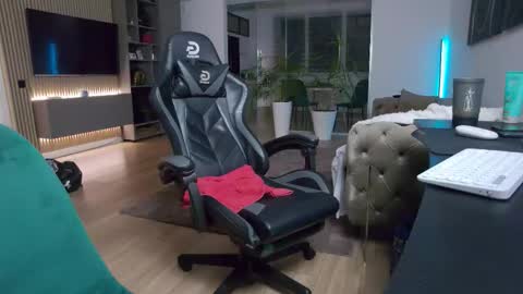 Erik online show from November 13, 7:49 pm