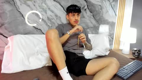 Snapshot of enzorodriguezz chatting on October 27, 12:38 pm Enzo Rodriguez online show from October 27, 12:38 pm