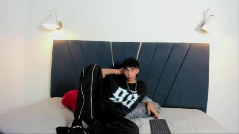 ero_boy40 online show from May 17, 3:16 am