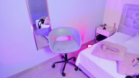 Escarlet online show from November 21, 1:09 pm