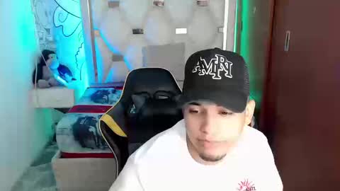 eskayler_ online show from September 22, 10:14 pm