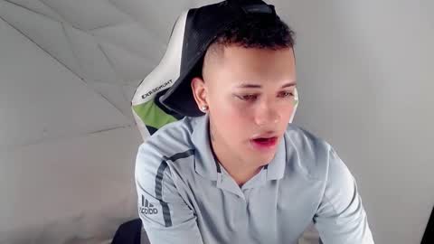 eskayler_ online show from October 7, 9:22 pm