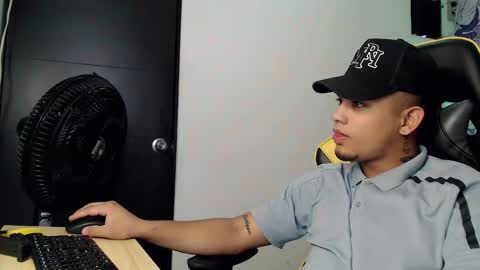 eskayler_ online show from September 24, 7:20 pm