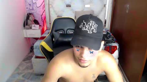 eskayler_ online show from September 26, 8:17 pm