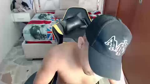 eskayler_ online show from September 19, 10:46 pm