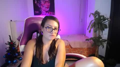 Esmeralda online show from December 18, 11:00 pm