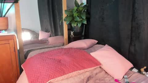 - E S T R E L L A  M I L F - online show from February 15, 1:05 pm