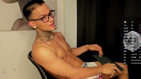 Ethan - Independent model online show from April 1, 9:01 pm