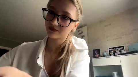 Mia online show from October 17, 11:36 am