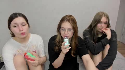 Veronica Tiia Lilith left to right online show from February 22, 6:39 am