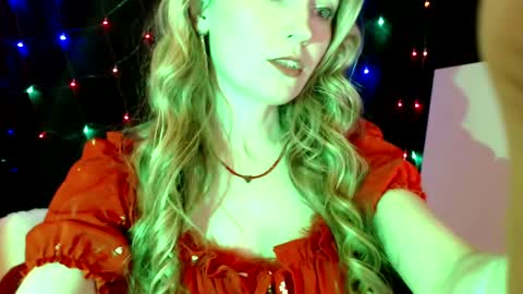 Snapshot of euphoria055 chatting on December 21, 10:28 am Liana online show from December 21, 10:28 am