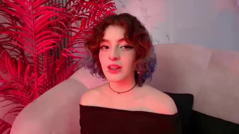 E V A online show from December 4, 8:52 pm