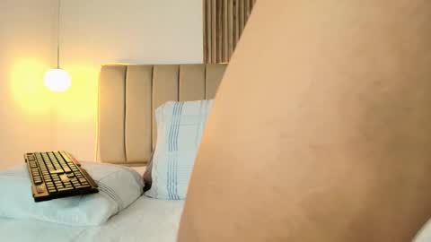 evasinclaiir online show from February 5, 6:00 pm