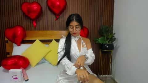 Snapshot of evelin_leroy chatting on February 14, 3:05 pm BELLA online show from February 14, 3:05 pm