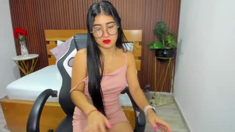 Snapshot of evelin_leroy chatting on March 8, 12:09 pm BELLA online show from March 8, 12:09 pm