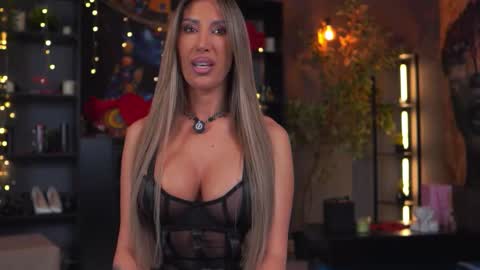 Evelyn online show from March 13, 7:06 pm